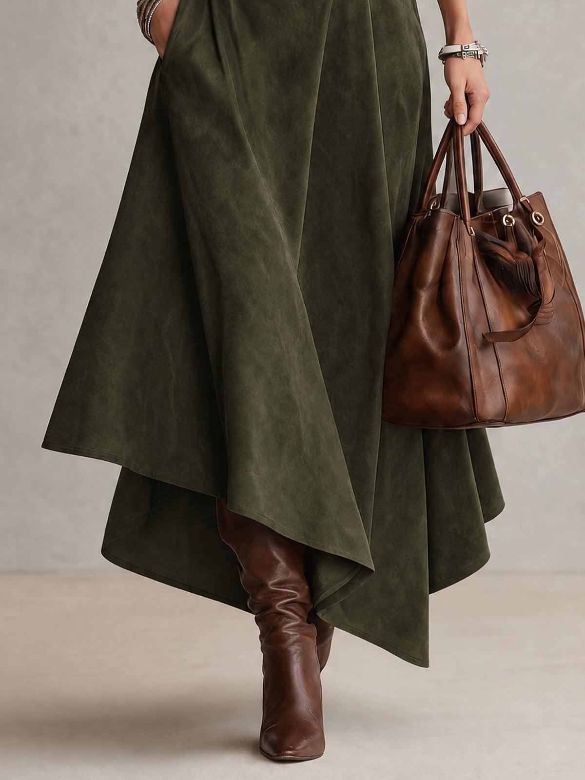Conjunto de Top de Cuello Alto de Punto elástico Verde Oliva y Falda Asimétrica de Ante Sintético (con cinturón)