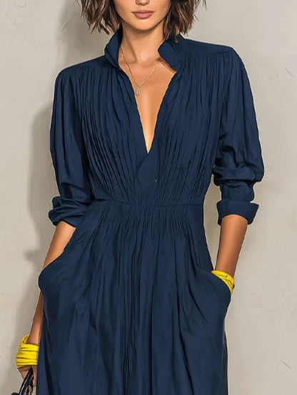 Ofelia | Vestido Largo Plisado con Escote en V y Cuello Alto, Azul Marino