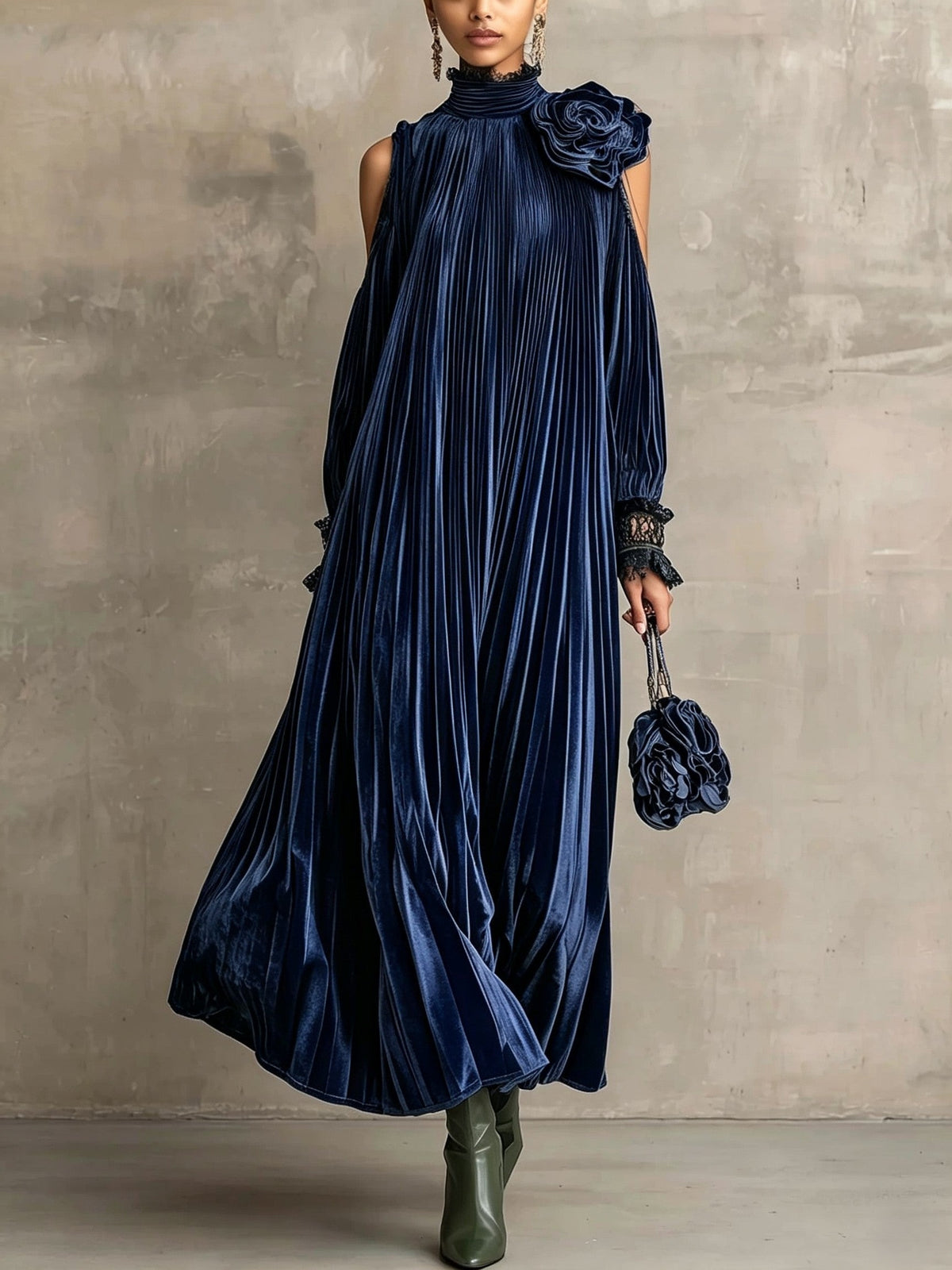 Flora | Vestido Maxi Plisado con Detalle Floral en el Hombro