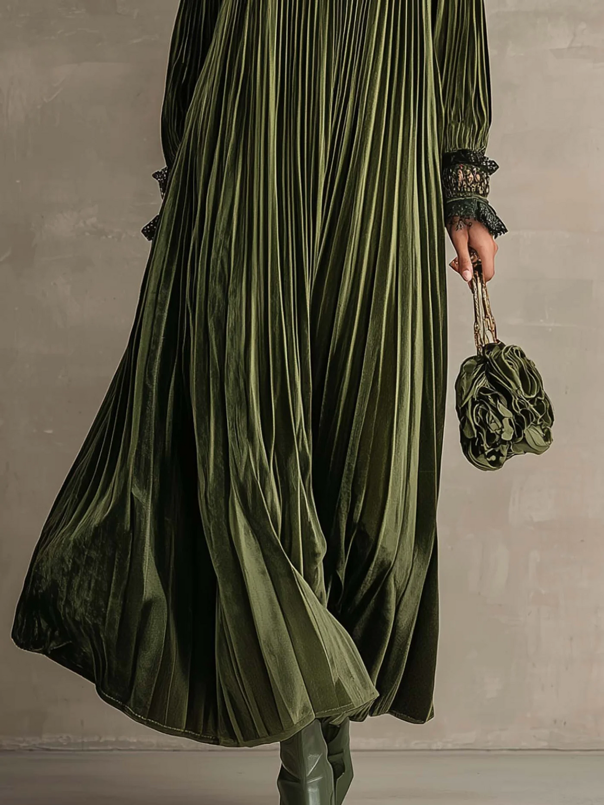 Flora | Vestido Maxi Plisado con Detalle Floral en el Hombro
