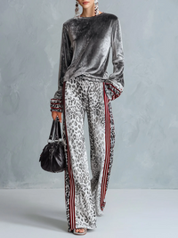 Conjunto de Top de Terciopelo Plateado y Pantalones de Pierna Ancha con Estampado de Leopardo