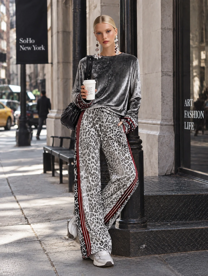 Conjunto de Top de Terciopelo Plateado y Pantalones de Pierna Ancha con Estampado de Leopardo