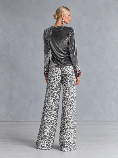 Conjunto de Top de Terciopelo Plateado y Pantalones de Pierna Ancha con Estampado de Leopardo