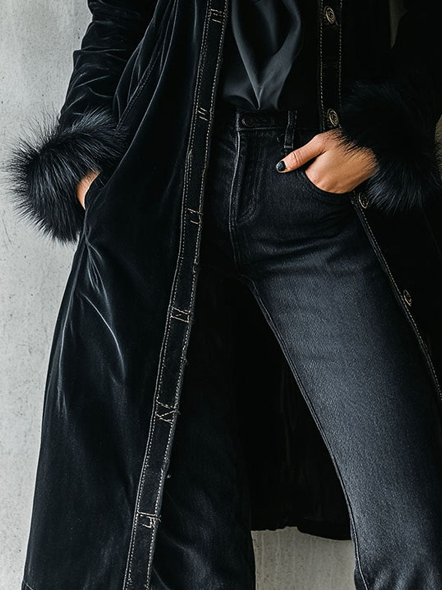 Abrigo Largo de Terciopelo Negro Elegante con Cuello y Puños de Piel Ecológica