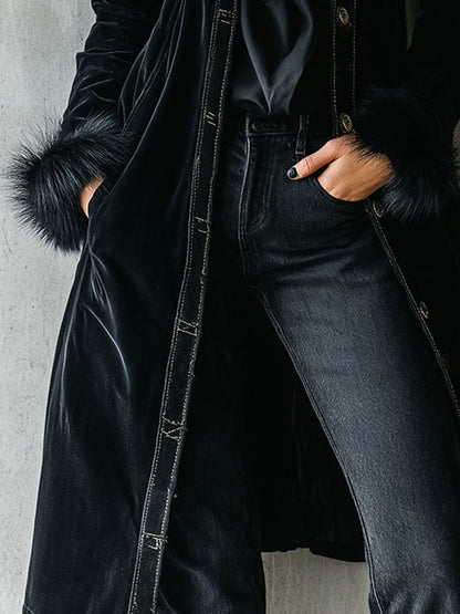 Abrigo Largo de Terciopelo Negro Elegante con Cuello y Puños de Piel Ecológica
