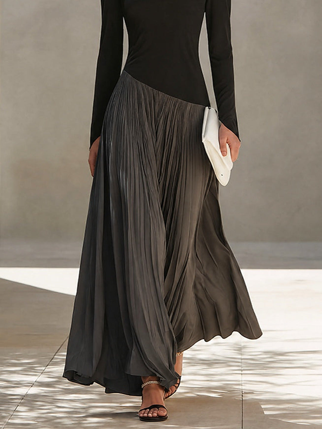 Virginia | Vestido Maxi Plisado con Cuello Draped, Negro y Gris